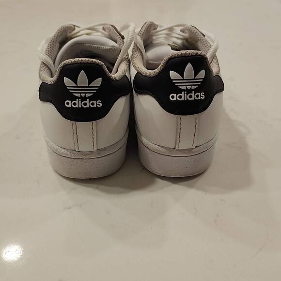 Adidas Superstar. Youth size 6. - Picture 6 of 8
